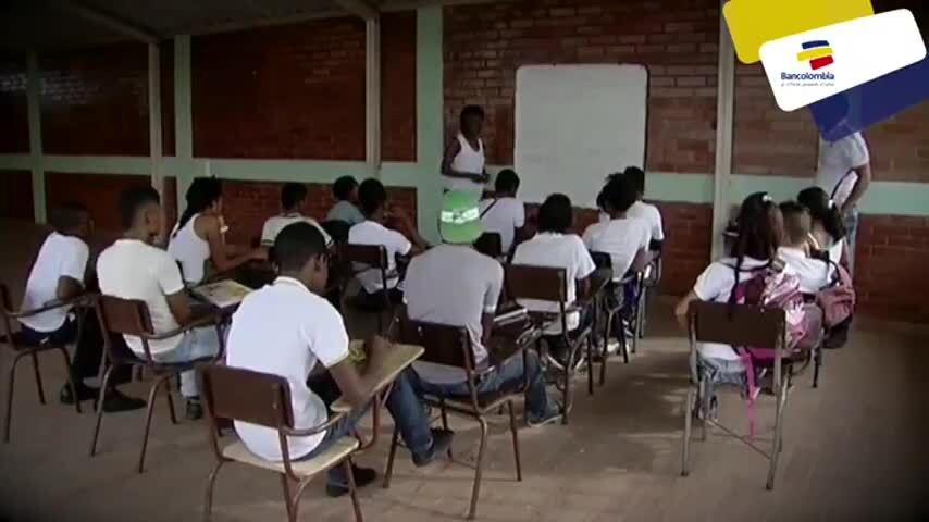 Profesora recorre conflictivas calles de Cali convenciendo a jóvenes de estudiar