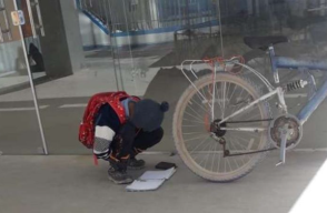 Niño que estudia en las calles
