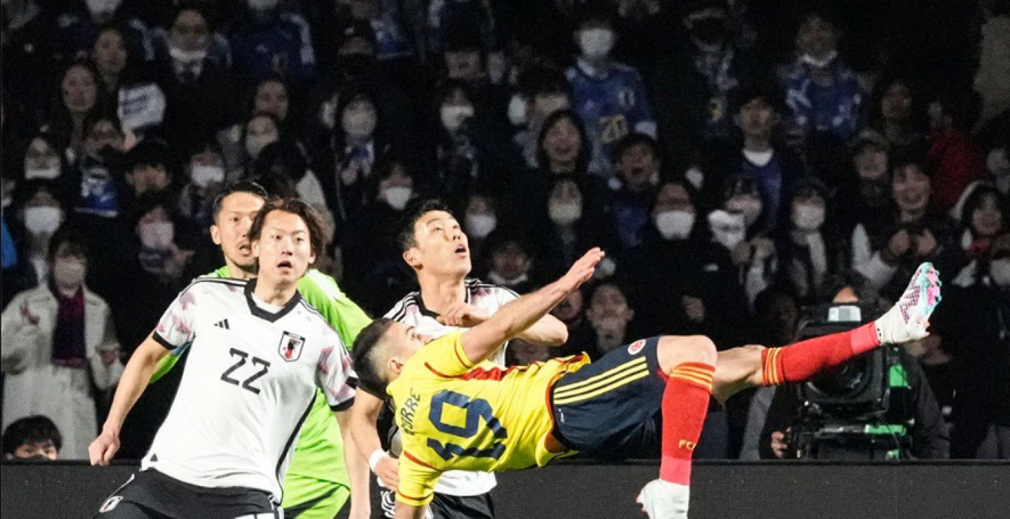 Rafael Santos Borré y la acción de su golazo de chilena contra Japón.
