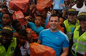 Niños y niñas disfrutaron de la compañía del arquero uruguayo Alexis Viera, quien sigue recuperándose del ataque sufrido en agosto del 2015 y que, por poco, lo deja inválido.