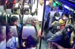 Hombre evitó que mujer cayera de bus en movimiento al agarrarla del cabello y se convirtió en héroe