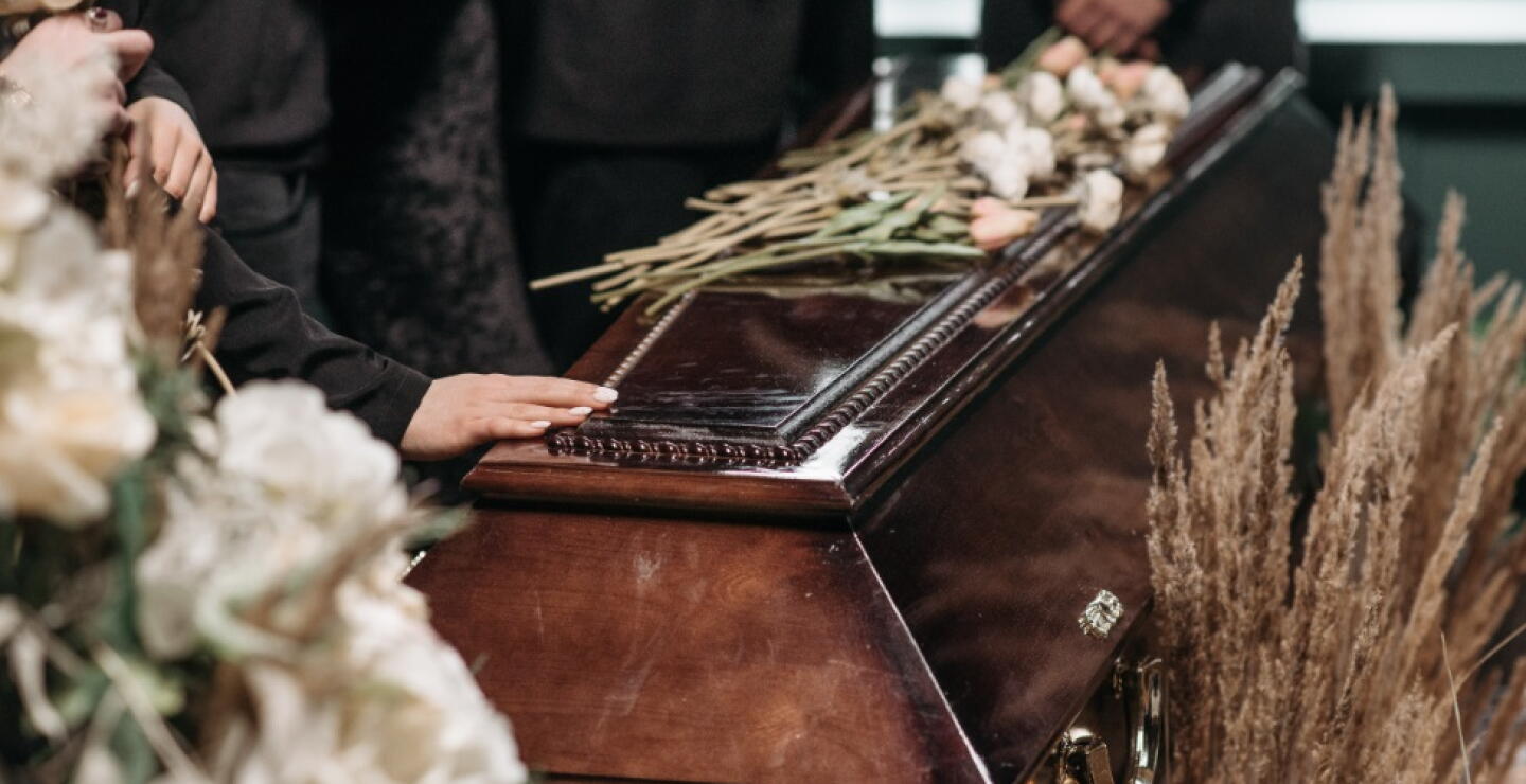Con la ayuda de su hija, publicaron la noticia en redes de que Liza Dewi Pramita había muerto en un accidente de tránsito, pero todo era un montaje para no pagar una deuda. 