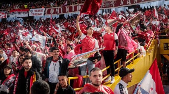 Hinchas de Santa Fe en las tribunas del estadio El Campín en duelo contra Bucaramanga. Hinchas de Santa Fe en las tribunas del estadio El Campín en duelo contra Bucaramanga.
