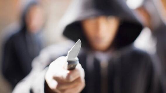 Imagen referencial, atacante con cuchillo Imagen referencial, atacante con cuchillo