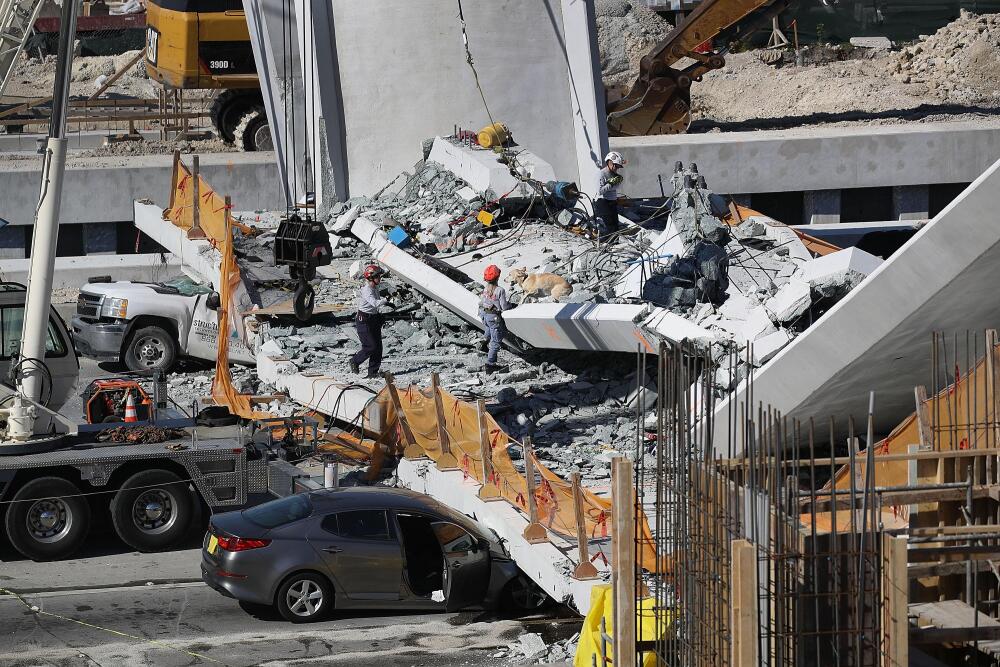 Revelan video del momento exacto en que se derrumbó puente peatonal en Miami
