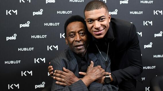 Pelé y Mbappe.jpg Pelé y Mbappe.jpg