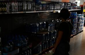 Vista de un supermercado durante el apagón de España este lunes en una gasolinera de Castellón. 