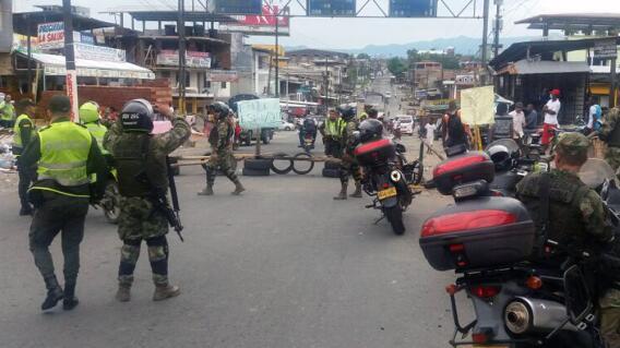 279758_Habitantes de Buenaventura continúan bloqueando vías por falta de agua portable. Foto: Cortesía.
