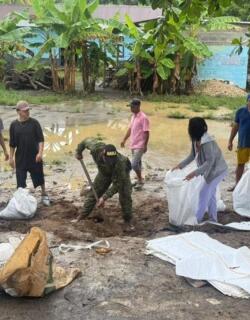 Armada despliega apoyo en Córdoba por inundaciones en el Caribe: construyen barreras de contención