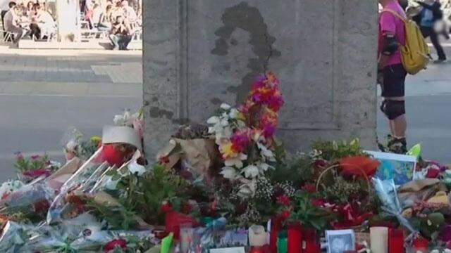 Residentes de Barcelona rinden homenaje a víctimas a un mes de atentado en Las Ramblas