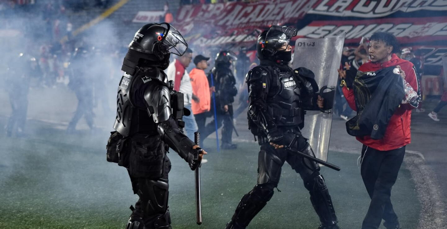 Hinchas de Santa Fe y América invadieron la cancha de El Campín, en medio del partido de la Liga BetPlay II-2026.