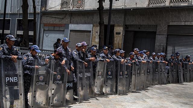 Guardia venezolana amenazó con detener a periodistas que quisieron ingresar a sesión de AN