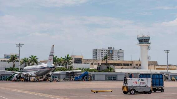 Cancelan vuelos en aeropuerto de Cartagena y centenares de viajeros están varados Cancelan vuelos en aeropuerto de Cartagena y centenares de viajeros están varados