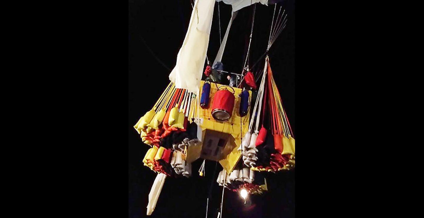 Los tripulantes hicieron descender su aeronave hasta baja altura y dejaron caer cuerdas gruesas al mar para ayudar a frenar el globo antes de concluir con su maniobra de descenso controlado.