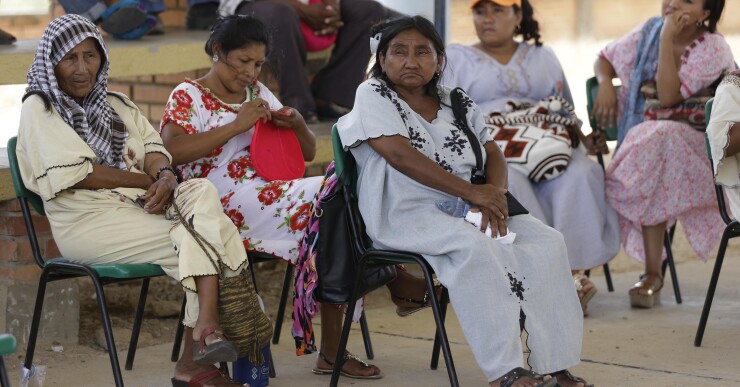 Las mujeres, que visten con orgullo un tipo de túnicas que les llegan hasta el tobillo, son las responsables de preservar las tradiciones y el linaje étnico del grupo.