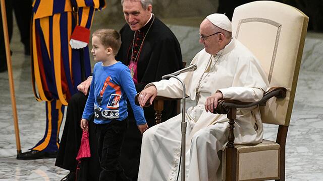 Un juguetón niño con discapacidad auditiva se robó la atención en audiencia del papa Un juguetón niño con discapacidad auditiva se robó la atención en audiencia del papa