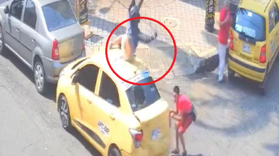Motociclista choca con taxi en Bucaramanga Motociclista choca con taxi en Bucaramanga