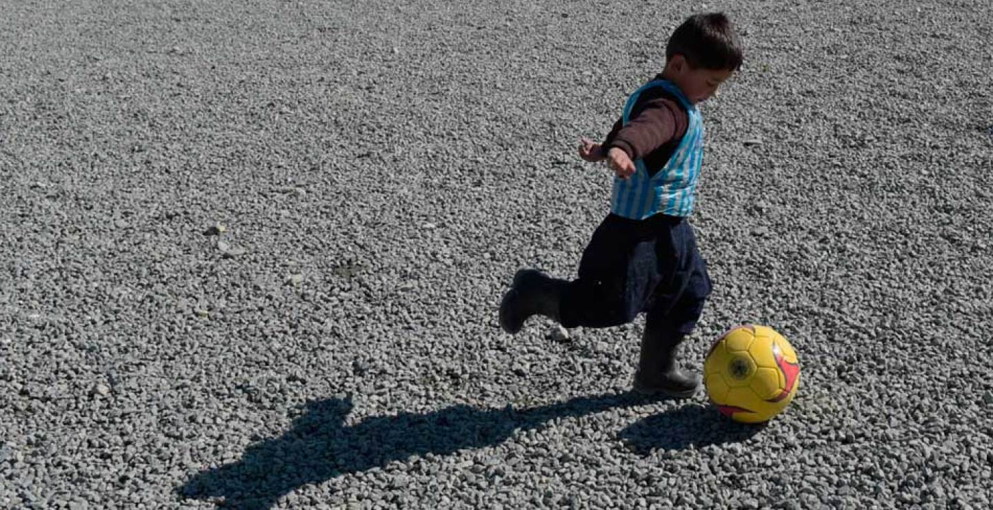 Las fotos de Murtaza jugando al fútbol con su indumentaria improvisada fueron publicadas en la red internauta Facebook.