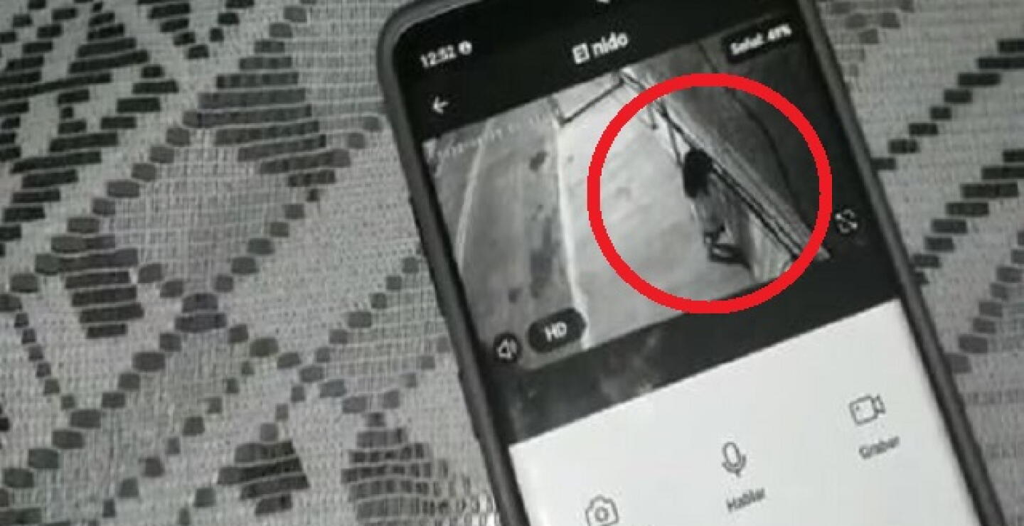 extraña entidad acecha a un joven