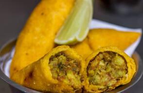La empanada trae opciones como carne, pollo, queso o guisos