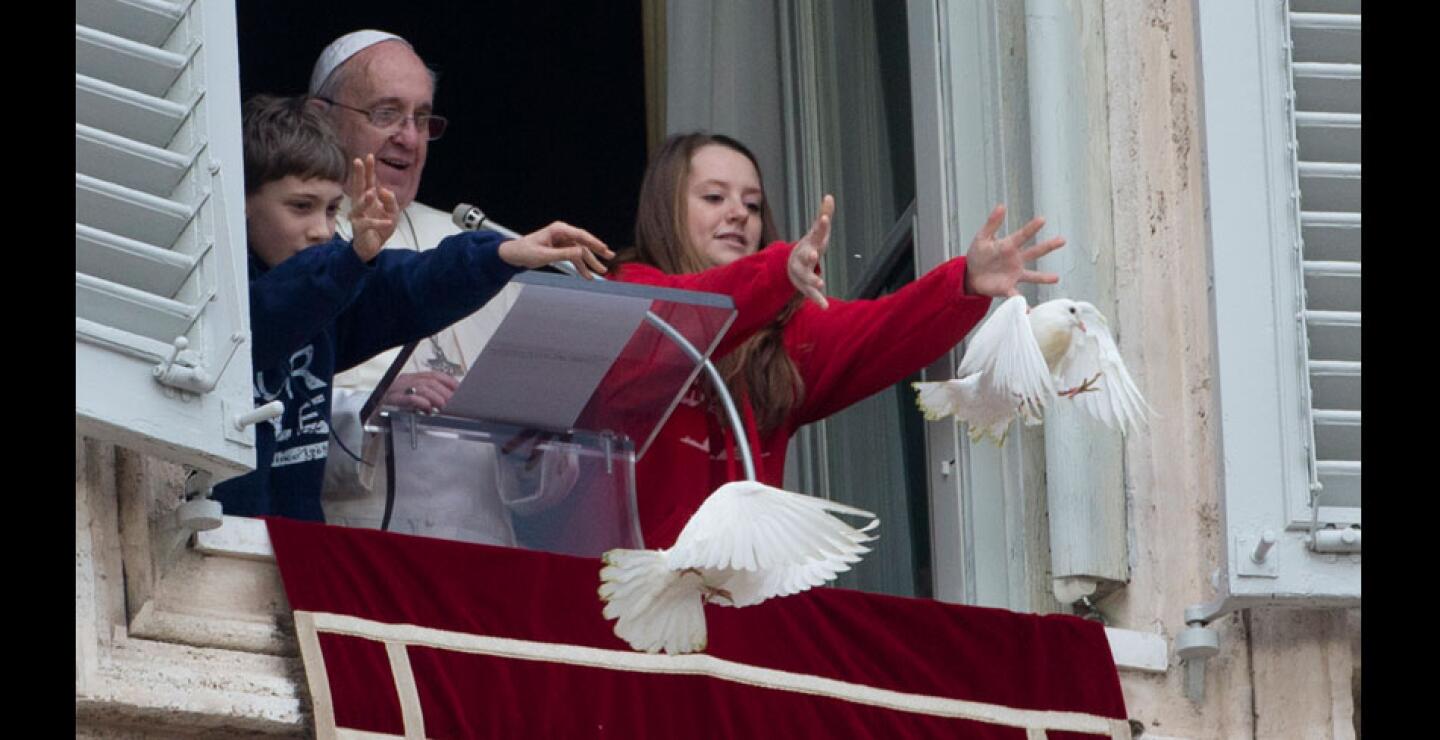 Otro momento estelar, que significó un giro trascendental en la visión de un sucesor de San Pedro sobre asuntos álgidos lo protagonizó Francisco durante su viaje a Brasil, a más de 12 mil pies de altura. "Si una persona homosexual tiene voluntad y