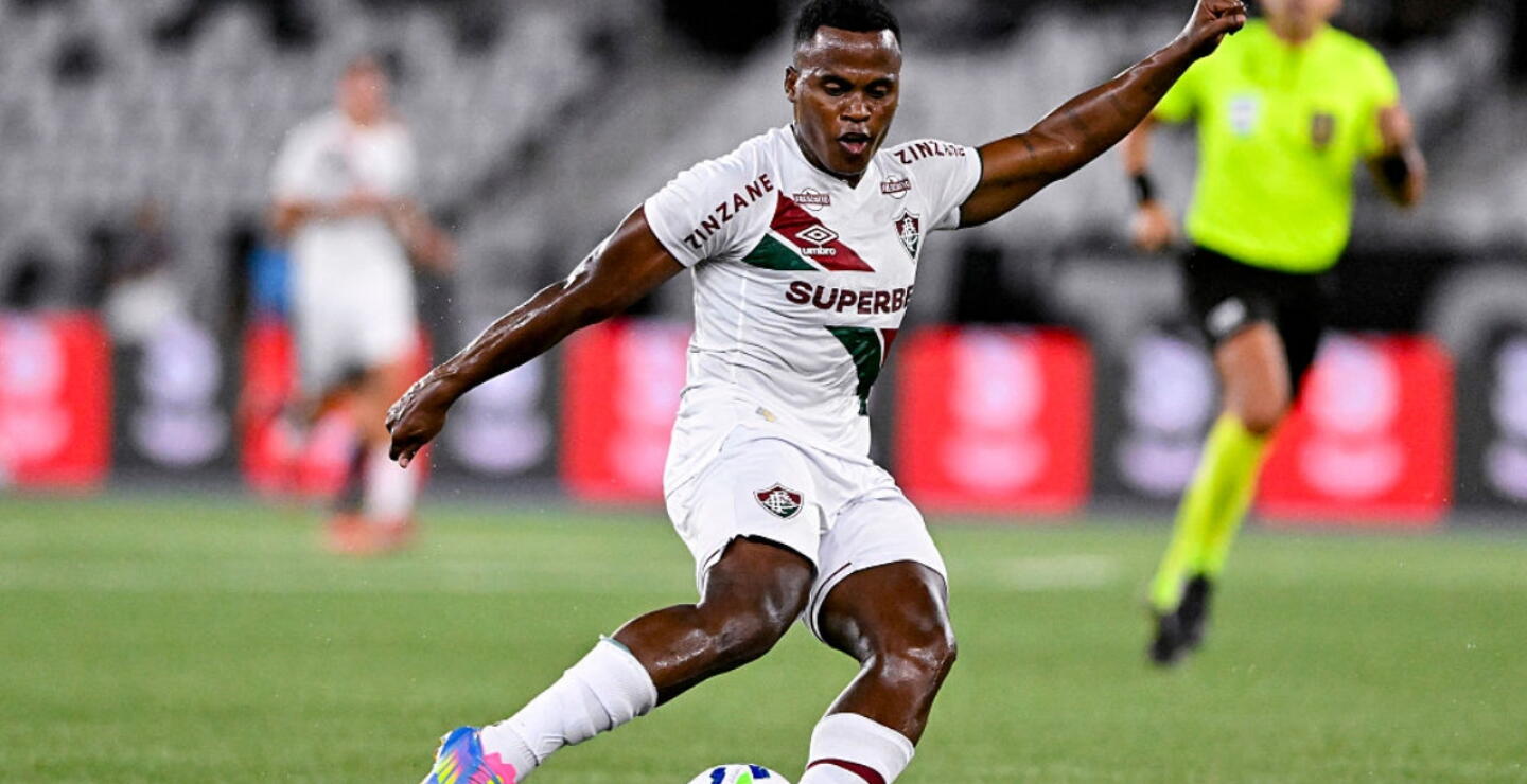 Jhon Arias en acción de juego con Fluminense frente a Botafogo por el Brasileirao. 