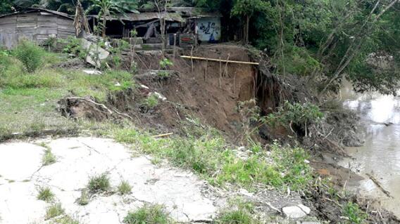 El Río Carepa amenaza con llevarse varias viviendas. Foto: cortesía La Chiva de Urabá.