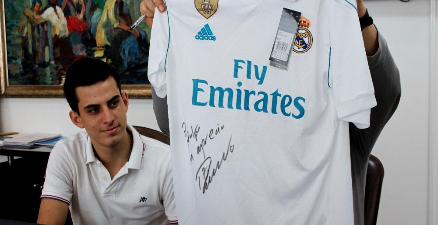 300341_Rodolfo Andrés Herrera fue el ganador de la camiseta del Real Madrid firmada por Cristiano Ronaldo / foto: Alcaldía de Bucaramanga