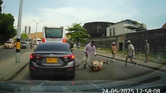 Así quedó grabado el robo a turistas en pleno centro histórico de Cartagena Así quedó grabado el robo a turistas en pleno centro histórico de Cartagena