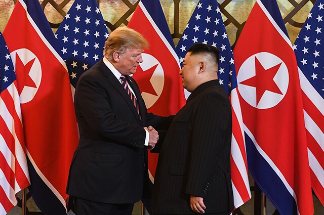 Trump y Kim se mostraron optimistas al comenzar cumbre en Hanói