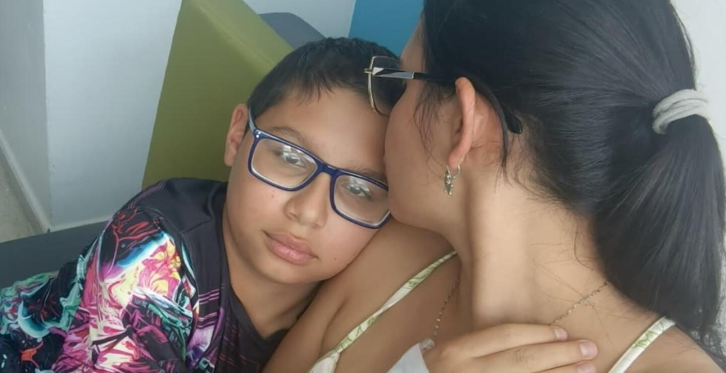 Madre exige a Nueva EPS dar tratamiento a su hijo; peligrosa bacteria podría llegar a su cerebro  