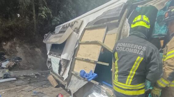 Bus se accidenta en vía Mosquera - La Mesa Bus se accidenta en vía Mosquera - La Mesa