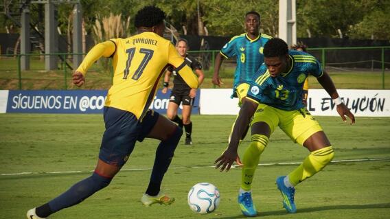 Acción de la Selección Colombia Sub-17 vs. Ecuador en el Sudamericano de la categoría, en Paraguay. 