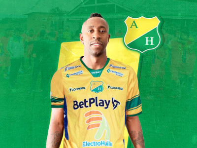 Juan Fernando Caicedo posa con la camiseta del Atlético Huila, su nuevo equipo.