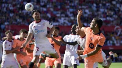 Barcelona perdió en su visita al Sevilla por la Liga de España.