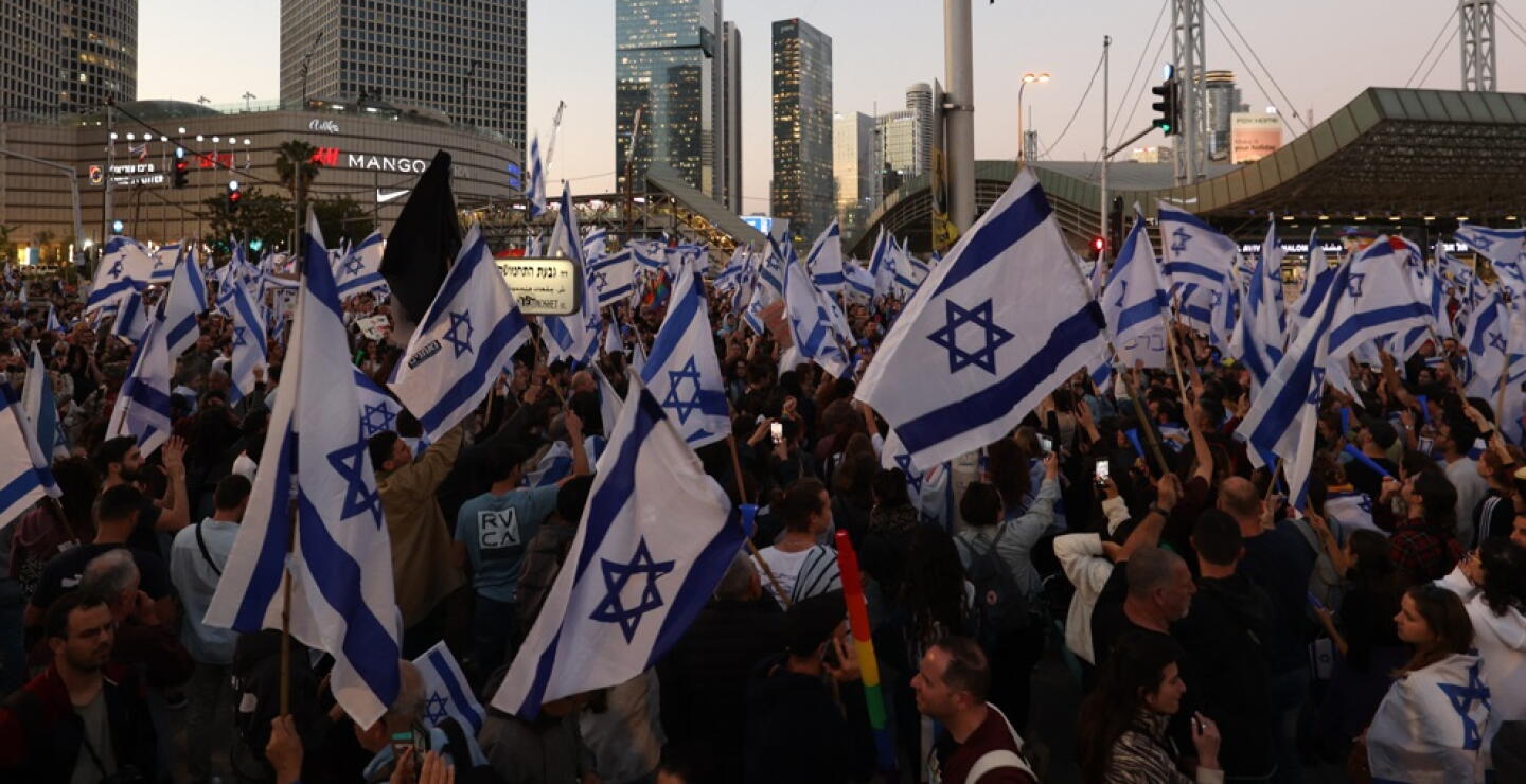 Protestas en Israel y amenaza de huelga obligaron al primer ministro a posponer reforma judicial