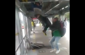 Hombre se enfrenta a un ladrón en estación de TransMilenio