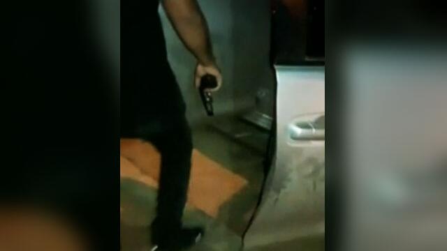 Escándalo por acción de alcalde que sacó un arma de fuego en medio de supuesto intento de asonada