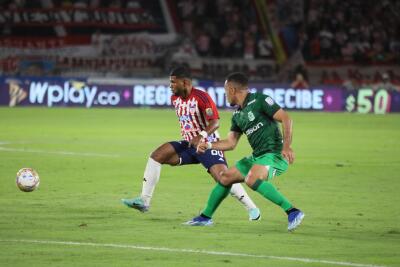 Acción de juego del partido de Junior y Atlético Nacional fecha 10 Acción de juego del partido de Junior y Atlético Nacional fecha 10