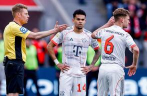 Luis Díaz siendo expulsado por el árbitro Christian Dingert, en Leverkusen vs. Bayern Múnich. 