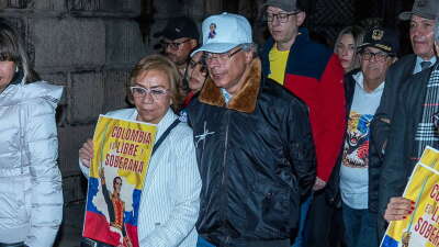 Presidente Petro camina a plaza de Bolívar tras llamada con Donald Trump Presidente Petro camina a plaza de Bolívar tras llamada con Donald Trump