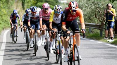 Isaac del Toro en el pelotón del Giro de Italia Isaac del Toro en el pelotón del Giro de Italia