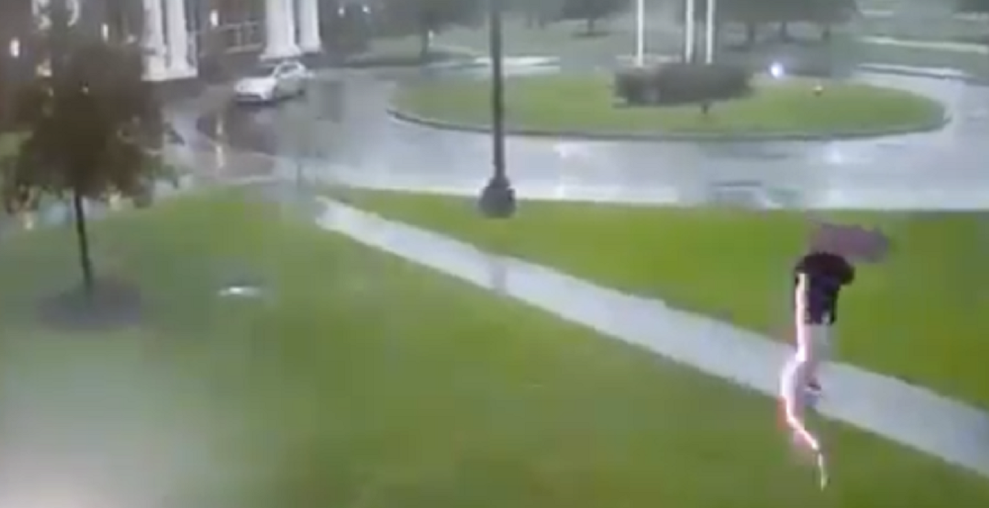 341475_BLU Radio // Hombre se salvó de ser alcanzado por un rayo // Foto: Captura video Twitter @actualidadRT