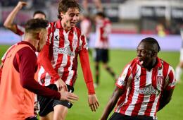 Edwuin Cetré (der.) marcó golazo de chilena con Estudiantes de la Plata en el fútbol de Argentina. 