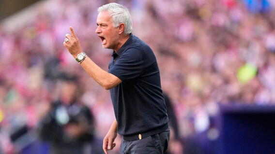 José Mourinho, entrenador del Real Madrid en medio del derbi contra Atlético en el Metropolitano. 