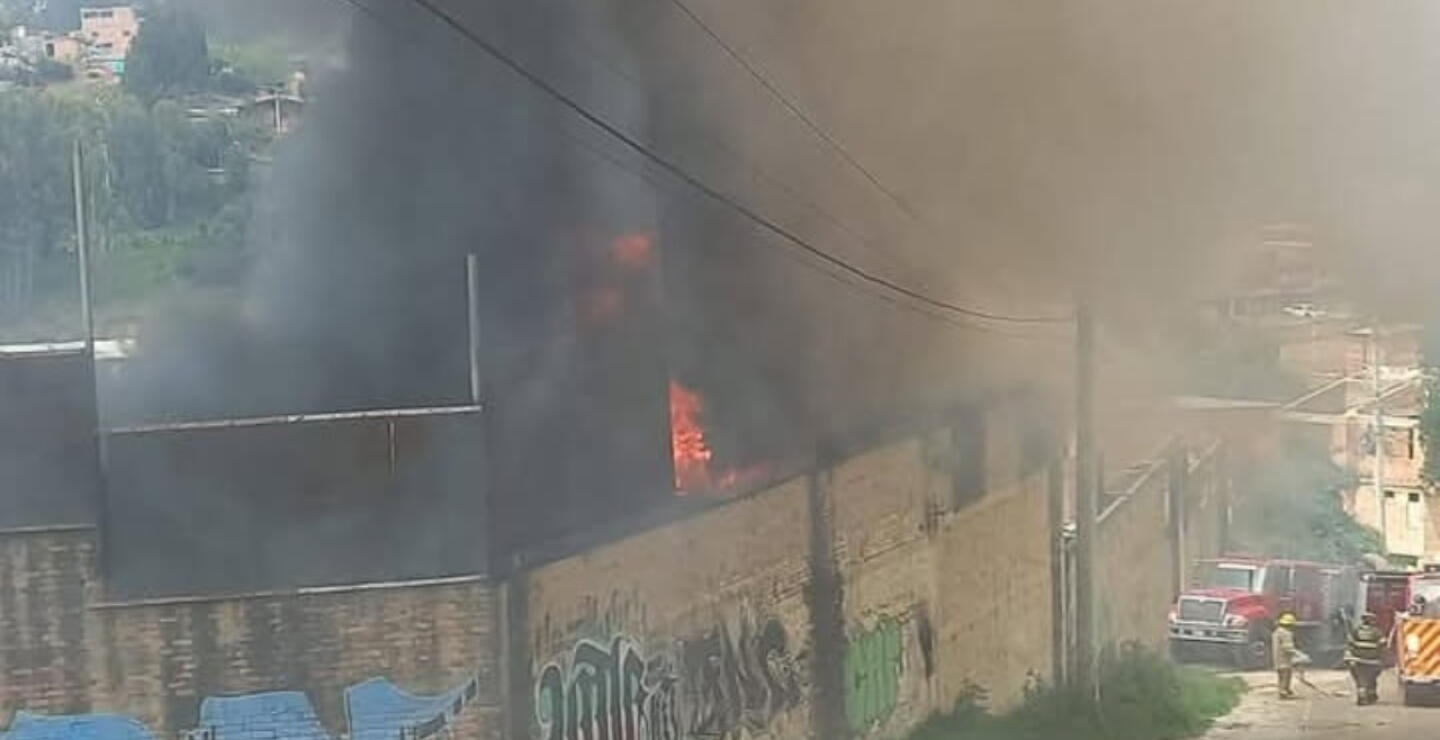 Incendio de fábrica de reciclaje en Sibaté. 