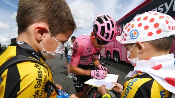 Rigoberto Urán, ciclista colombiano, comparte con unos pequeños aficionados en el Tour de Francia 2023 Rigoberto Urán, ciclista colombiano, comparte con unos pequeños aficionados en el Tour de Francia 2023