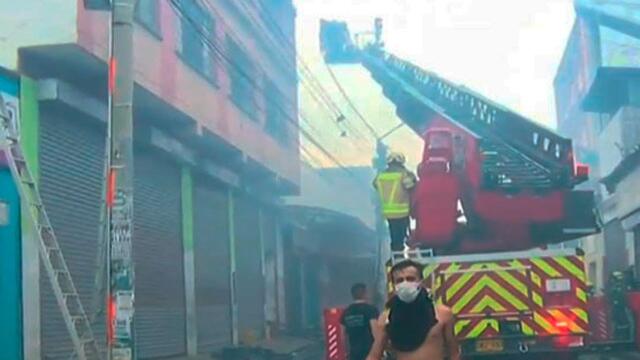 Emergencia en el centro de Bucaramanga por incendio de una fábrica de colchones Emergencia en el centro de Bucaramanga por incendio de una fábrica de colchones