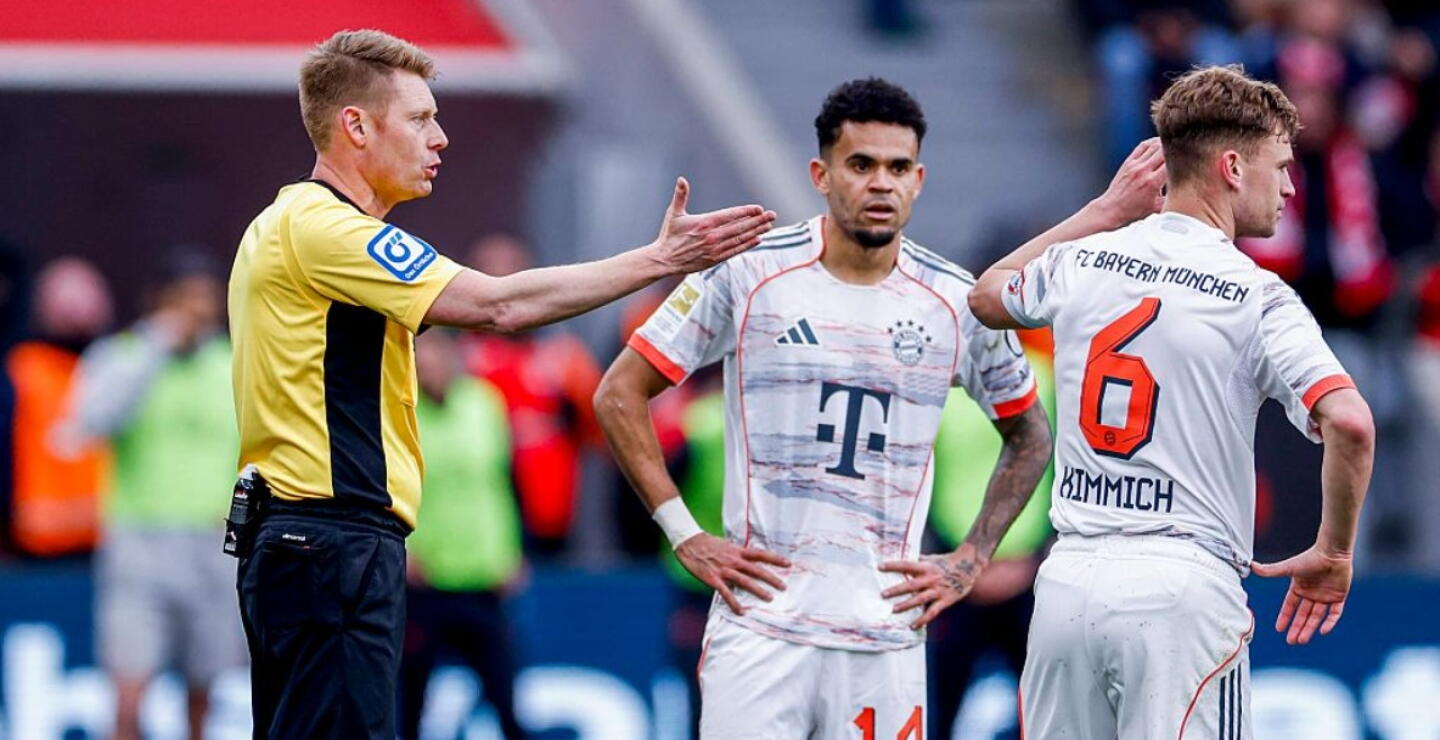 Luis Díaz siendo expulsado por el árbitro Christian Dingert, en Leverkusen vs. Bayern Múnich. 