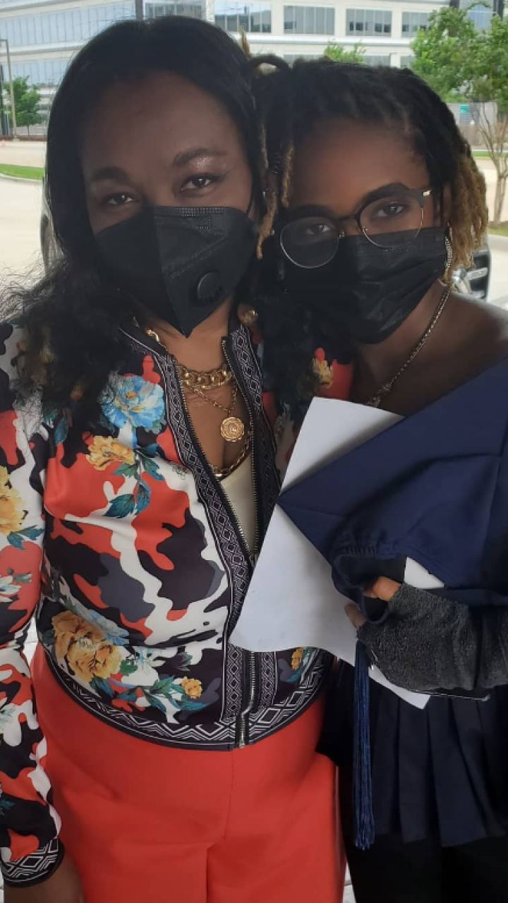 Adolescente se convierte en la estudiante afrodescendiente más joven en ser aceptada en una escuela de medicina